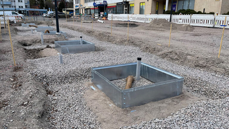 Haveno korkea asennuskehikko 1500x1500x400 sekä ilmastus- ja kasteluputket kantavassa kasvualustassa.