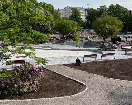 Plantobelly-kosteusanturin asennus Vallilan puistossa Helsingissä