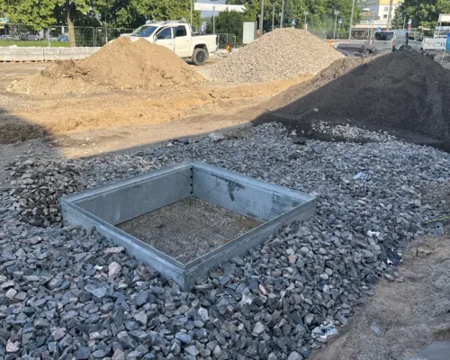 Kantavan kasvualustan ilmastuskerros ja KasvuTuki-asennuskehikko. Horninkatu, Salo