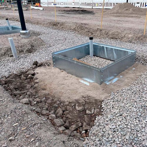 Haveno korkea asennuskehikko 1500x1500x400 sekä ilmastus- ja kasteluputket kantavassa kasvualustassa. Riihimäki